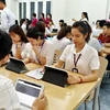 Các sinh viên được học trực tiếp trên máy tính bảng và các thiết bị, công nghệ hiện đại, được chia theo nhóm học để phát triển kỹ năng nhóm. (Ảnh: T.H/Vietnam+)