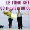 Thứ trưởng Bộ Thông tin và Truyền thông Nguyễn Minh Hồng trao giải Nhất cho Thu Trang tại vòng thi Quốc gia. (Ảnh: VNPost)