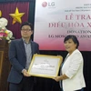 Ông Kim Young Lak, Tổng Giám đốc LG Electronics Việt Nam trao quà tượng trưng cho đại diện huyện Tiên Lữ. (Ảnh: T.H/Vietnam+)