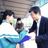 Ông Kim Dongwook, Tổng Giám đốc SEVT trao tặng học bổng cho học sinh nghèo vượt khó. (Nguồn: Samsung)