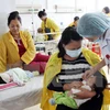 Nhân viên y tế kiểm tra sức khỏe cho bệnh nhi tại Bệnh viện Sản-Nhi Bắc Giang. (Ảnh: Dương Ngọc/TTXVN)