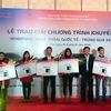 Lãnh đạo Trung tâm Quốc tế MobiFone trao giải cho khách hàng may mắn. (Ảnh: T.H/Vietnam+)