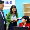 Ông Huh Changwan, Phó Tổng Giám đốc Samsung Electronics Việt Nam trao đổi với sinh viên tại phòng Lab mới. (Ảnh: Samsung)