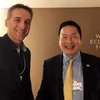 Ông Trương Gia Binh (trái) trong cuộc gặp với ông Eric Rondolat-CEO của Philips Lighting bên lề WEF. (Nguồn: FPT)