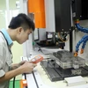 Dây chuyền sản xuất điện thoại của Viettel. (Nguồn: Vietnam+)