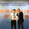 Đại diện Uptime (phải) trao chứng nhận cho VNPT. (Ảnh: T.H/Vietnam+)