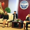 Bộ trưởng Trương Minh Tuấn cho đại diện Facebook xem một số tài khoản giả mạo. (Ảnh: T.H/Vietnam+)