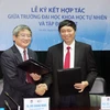 Tổng Giám đốc FPT Bùi Quang Ngọc (trái) cùng đại diện Đại học Khoa học tự nhiên Hà Nội ký thỏa thuận về đào tạo nguồn nhân lực công nghệ. (Ảnh minh họa: FPT)