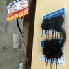 Quảng cáo rao vặt được dán bừa bãi trên các ngõ phố, nhà dân. (Ảnh: T.H/Vietnam+)