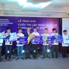 Ông Huh Chang Wan, Phó Tổng Giám đốc Samsung Việt Nam (áo đen) và 10 gương mặt trẻ dự vòng chung kết SCPC 2017 tại Hàn Quốc. (Ảnh: T.H/Vietnam+)