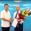 Thứ trưởng Phạm Hồng Hải (trái) trao quyết định cho tân Chủ tịch MobiFone. (Nguồn: MIC) 