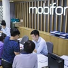 Nhiều khách hàng đến MobiFone để sở hữu điện thoại kèm gói cước. (Ảnh: MBF)