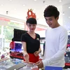 Khách hàng chọn mua smartphone tại FPT Shop. (Nguồn: CTV/Vietnam+)