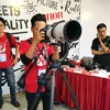 Nhiều thí sinh tranh thủ trải nghiệm các thiết bị hiện đại phục vụ ngành ảnh của Canon. (Ảnh: T.H/Vietnam+)