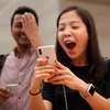 Một khách hàng thử tính năng Animoji trên iPhone X trong cửa hàng Apple ở Singapore. (Nguồn: Reuters) 