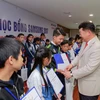 Phó Tổng giám đốc Samsung Việt Nam Bang Hyunwoo trao học bổng cho các em học sinh. (Nguồn: Samsung)