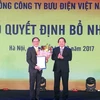 Bộ trưởng Bộ Thông tin và Truyền thông Trương Minh Tuấn (phải) trao Quyết định bổ nhiệm Chủ tịch VietnamPost. (Ảnh: PV/Vietnam+)