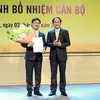 Chủ tịch VietnamPost Phạm Anh Tuấn (phải) trao quyết định cho ông Chu Quang Hào. (Nguồn: VietnamPost)
