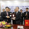 Ông Shim Won Hwan, Tổng giám đốc Tổ hợp Samsung Việt Nam (trái) cho hay, Samsung muốn đẩy mạnh hợp tác toàn diện hơn nữa với các trường đại học nhằm phát triển nguồn nhân lực công nghệ chất lượng cao. (Nguồn: CTV/Vietnam+) 