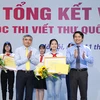 Thứ trưởng Bộ Thông tin và Truyền thông Nguyễn Minh Hồng (trái) trao giải Nhất cho tác giả Bạch Dương. (Ảnh: BTC)