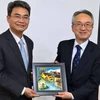 Cục trưởng Đinh Hữu Phí (trái) trao quà kỷ niệm cho ông Kunihiko Shimano. (Nguồn: NOIP)