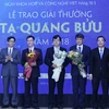 Phó Thủ tướng Vũ Đức Đam (trái), Bộ trưởng Bộ KHCN Chu Ngọc Anh (phải) và ba nhà khoa học xuất sắc. (Ảnh: Bộ KHCN)