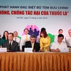 Ký phát hành bộ tem phòng chống tác hại của thuốc lá. (Ảnh: CTV/Vietnam+)