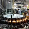 Sản xuất bóng đèn tại Công ty Cổ phần Bóng đèn Điện Quang. (Ảnh: Thanh Vũ/TTXVN)