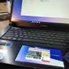 Công nghệ tương tác mới ScreenPad cho phép hoạt động hai màn hình cùng lúc trên một chiếc laptop. (Ảnh: T.H/Vietnam+)