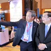 Bộ trưởng Chu Ngọc Anh (phải) thăm gian hàng của tập đoàn CMC. (Ảnh: CTV)