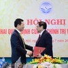 Ông Phạm Minh chính (phải) chúc mừng quyền Bộ trưởng Bộ Thông tin và Truyền thông Nguyễn Mạnh Hùng. (Nguồn: MIC)