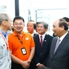 Ông Hoàng Nam Tiến (áo cam) trong một lần Thủ tướng Nguyễn Xuân Phúc tới thăm FPT. (Ảnh: FPT)