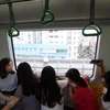 Hàng trăm người dân cả người già và trẻ em đã rất hào hứng tham gia chuyến đi thử tuyến đường sắt Cát Linh-Hà Đông. (Ảnh: Huy Hùng/TTXVN)