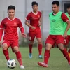 Tiền vệ Quang Hải (trái) và tiền vệ Đức Huy (phải) tại buổi tập chuẩn bị cho trận đấu tại ASIAD. (Ảnh: Hoàng Linh/TTXVN)
