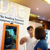 Giới thiệu công nghệ mới cho khách thăm quan tại Diễn đàn Cấp cao công nghệ thông tin-truyền thông Việt Nam. (Nguồn: CTV/Vietnam+)