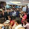 Lãnh đạo Hà Nội đi thăm các gian hàng được trung bày tại sự kiện. (Ảnh: T.H/Vietnam+)