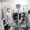Các nghiên cứu viên Việt Nam chế tạo MicroDragon tại Nhật Bản. (Nguồn: VNSC)