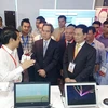 Ông Nguyễn Đình Tuấn, thành viên Hội đồng thành viên MobiFone giới thiệu các sản phẩm, dịch vụ và giải pháp công nghệ tiên tiến với quan khách tham gia sự kiện. (Ảnh: CTV/Vietnam+)