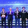 Thủ tướng Chính phủ Nguyễn Xuân Phúc trao giải Nhất cho nhóm tác giả đoạt giải trong lĩnh vực Công nghệ thông tin năm 2017. (Ảnh: Minh Quyết/TTXVN)