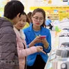 Tìm mua sản phẩm tại một siêu thị thuộc hệ thống của Thegioididong. (Ảnh: T.H/Vietnam+)