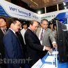 Lãnh đạo VNPT giới thiệu sản phẩm với Thủ tướng Chính phủ. (Nguồn: CTV/Vietnam+) 