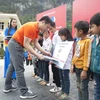 Lãnh đạo FPT tặng quà cho em nhỏ tại Vị Xuyên, Hà Giang. (Nguồn: V.A/Vietnam+)
