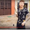 Khá Bảnh xuất hiện trong một clip trên YouTube với dao, kiếm (Ảnh: Chụp màn hình) 