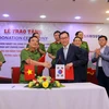 Lãnh đạo Samsung Việt Nam trao tặng camera cho lực lượng Cảnh sát phòng cháy, chữa cháy và cứu nạn, cứu hộ. (Ảnh: CTV/Vietnam+)