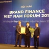 Ông Đinh Minh Sơn - Phó Ban Phát triển thị trường thay mặt Tập đoàn VNPT lên nhận chứng nhận Top 2 thương hiệu giá trị nhất Việt Nam năm 2019. (Nguồn: VNP)