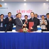 Cái 'bắt tay' của VNPT và Vietnam Airlines được kỳ vọng sẽ thúc đẩy hai doanh nghiệp đầu tàu của nền kinh tế ngày càng phát triển. (Ảnh: T.Q/Vietnam+)