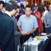 Ông Nguyễn Mạnh Bằng giới thiệu các giải pháp của DZS với Phó Thủ tướng Vũ Đức Đam tại Việt Nam ICT Summit 2019. (Ảnh: DZS)