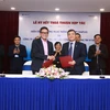 Đại diện VNG - ông Vũ Minh Trí (trái) và ông Ngô Diên Hy của VNPT-IT bắt tay hợp tác nhằm đem lại dịch vụ đám mây ưu việt cho doanh nghiệp Việt. (Ảnh: ĐH)