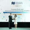 Bà Đỗ Mai Lan – Đại diện của Tập đoàn VNPT lên nhận Cup của Ban tổ chức. (Nguồn: VNP)