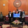 Đại diện lãnh đạo Tập đoàn VNPT trao tượng trưng số tiền ủng hộ công tác phòng, chống dịch COVID-19 thông qua Ủy ban Trung ương Mặt trận Tổ quốc Việt Nam. (Nguồn: VNPT)